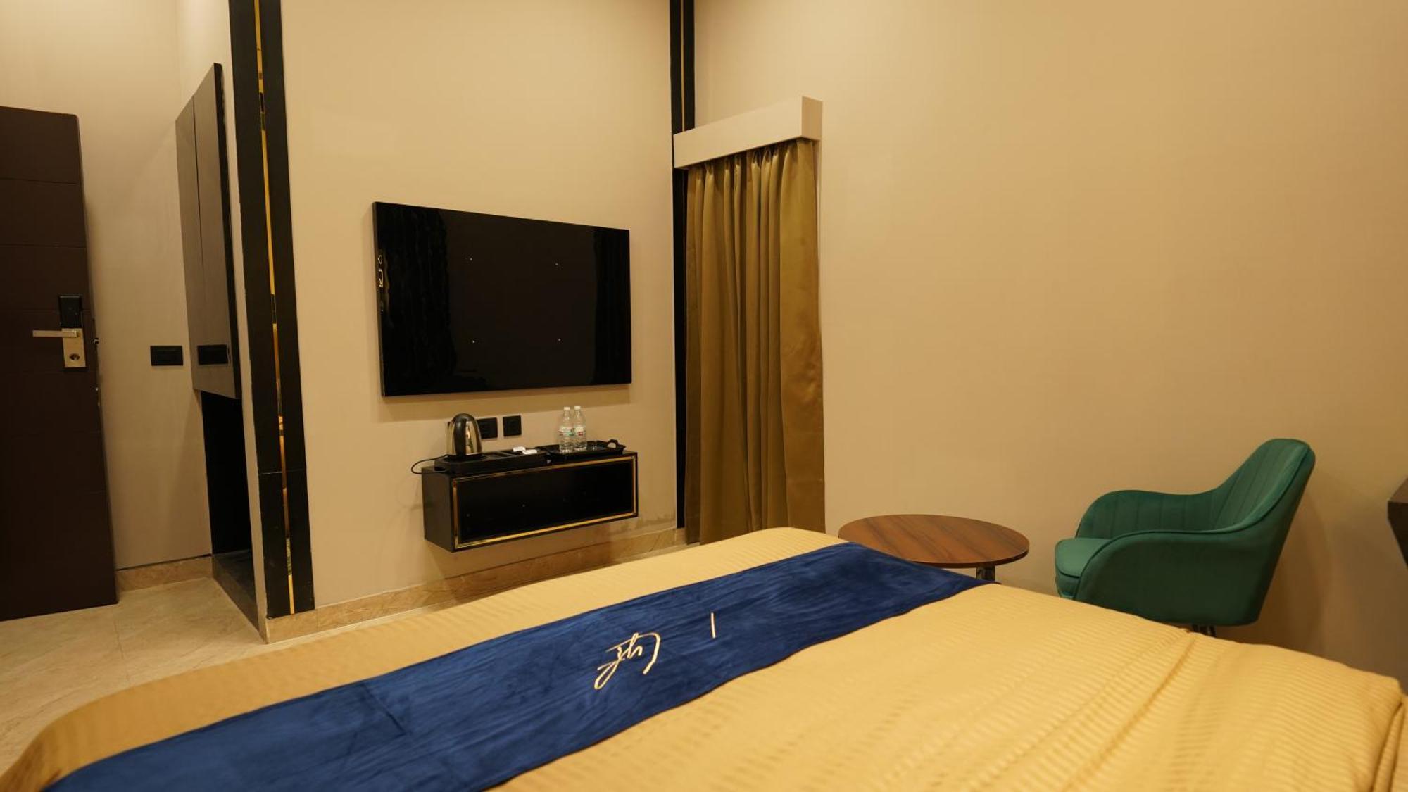 Aquila Grand Suites - Noida Sector 136 Eksteriør billede